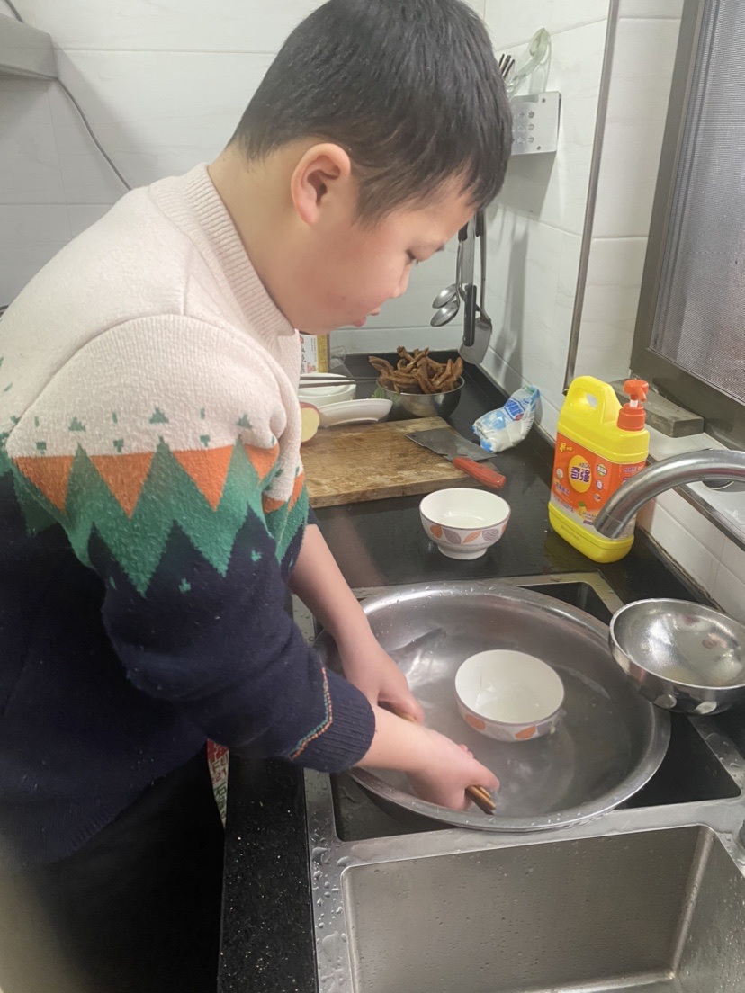 付哲琪洗碗